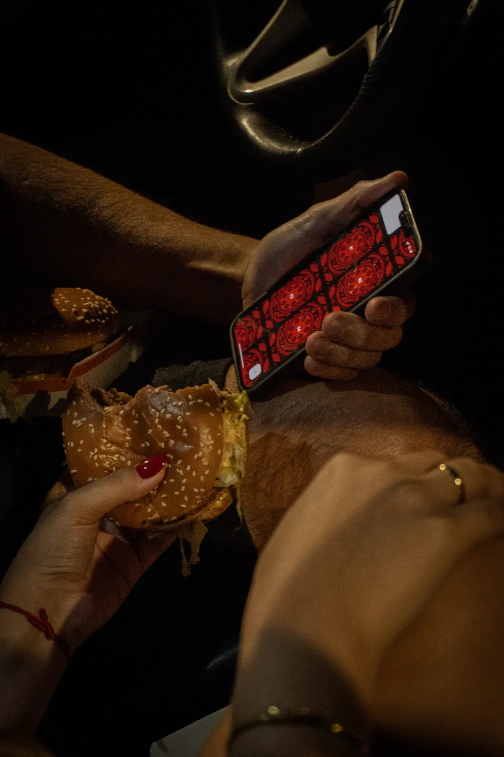 Casal jogando o Heat no celular à noite